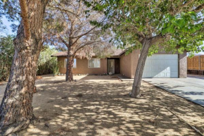 Joshua Tree Escape with Private Yard and Hot Tub!